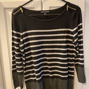 Ladies Cable & Gauge top size small never worn